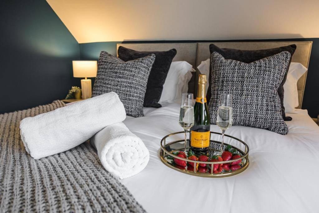 Bournecoast - Stylish Flat With Balcony - Sea Views - 10 Min Walk To Beach - Parking - Wifi - Fm8407 Bournemouth Dış mekan fotoğraf