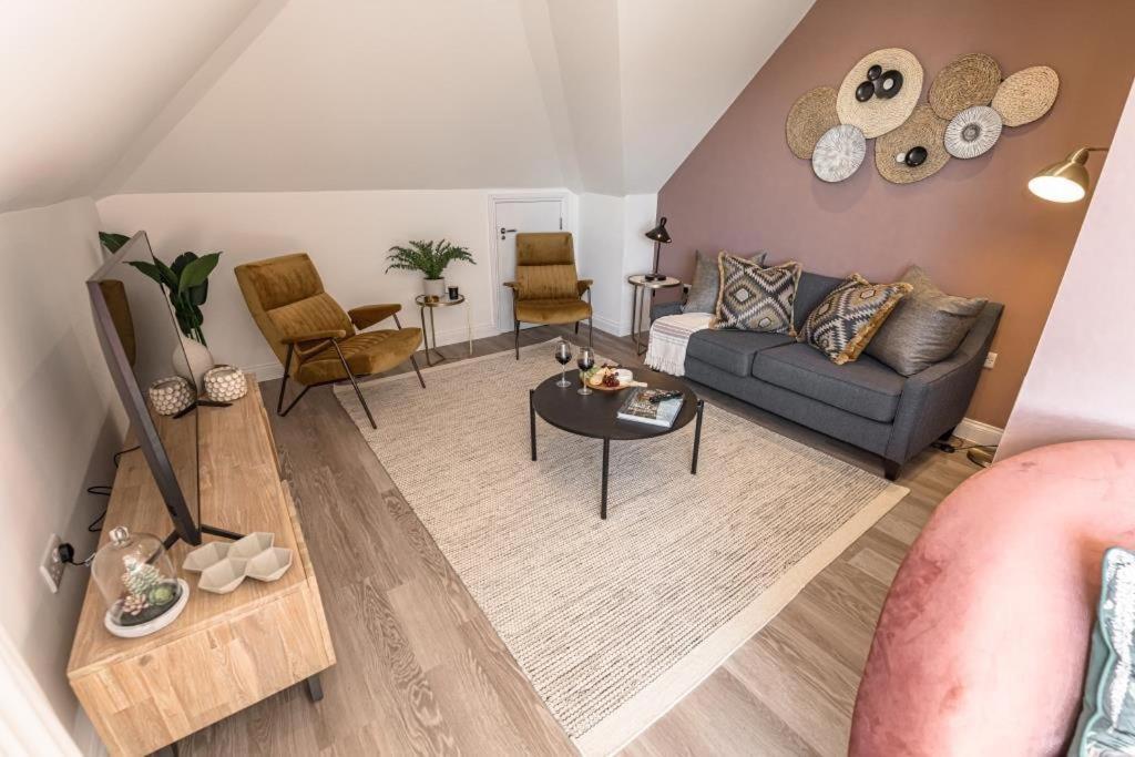 Bournecoast - Stylish Flat With Balcony - Sea Views - 10 Min Walk To Beach - Parking - Wifi - Fm8407 Bournemouth Dış mekan fotoğraf