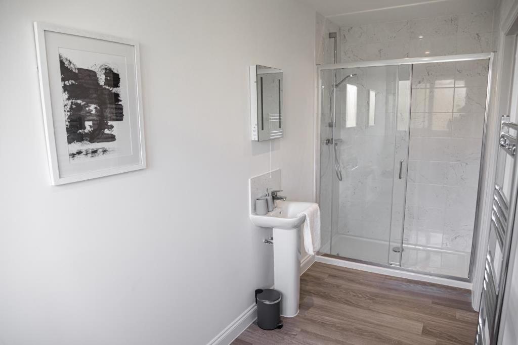 Bournecoast - Stylish Flat With Balcony - Sea Views - 10 Min Walk To Beach - Parking - Wifi - Fm8407 Bournemouth Dış mekan fotoğraf